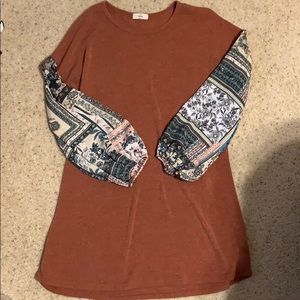 Boutique tunic with bubble sleeves